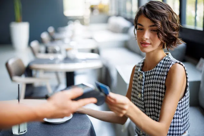 Visa və Mastercard kart komissiyaları üzrə yeni iddia ilə üzləşdi - wecom.az