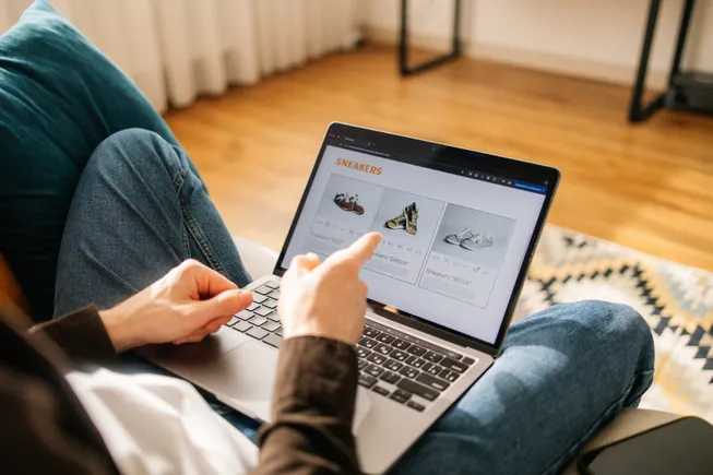 Millenialslar və Z nəsli AI alış-veriş alətlərini qəbul edir - wecom.az