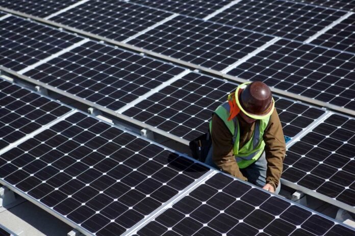 Günəş enerjisi 2035-ci ildə enerji sektorunda dominant olacaq, lakin AI məlumat mərkəzləri qalıq yanacaqları canlı saxlayacaq - wecom.az