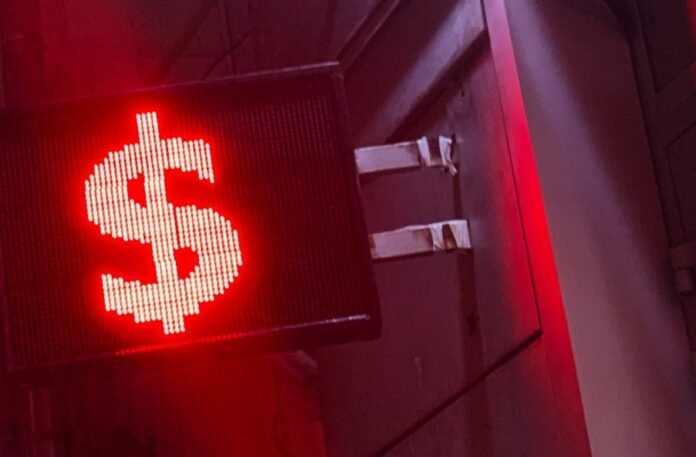 Azərbaycanda dollar təklifi 5 dəfə artdı: əhali 1,3 milyard dolları banklarda dəyişib - wecom.az